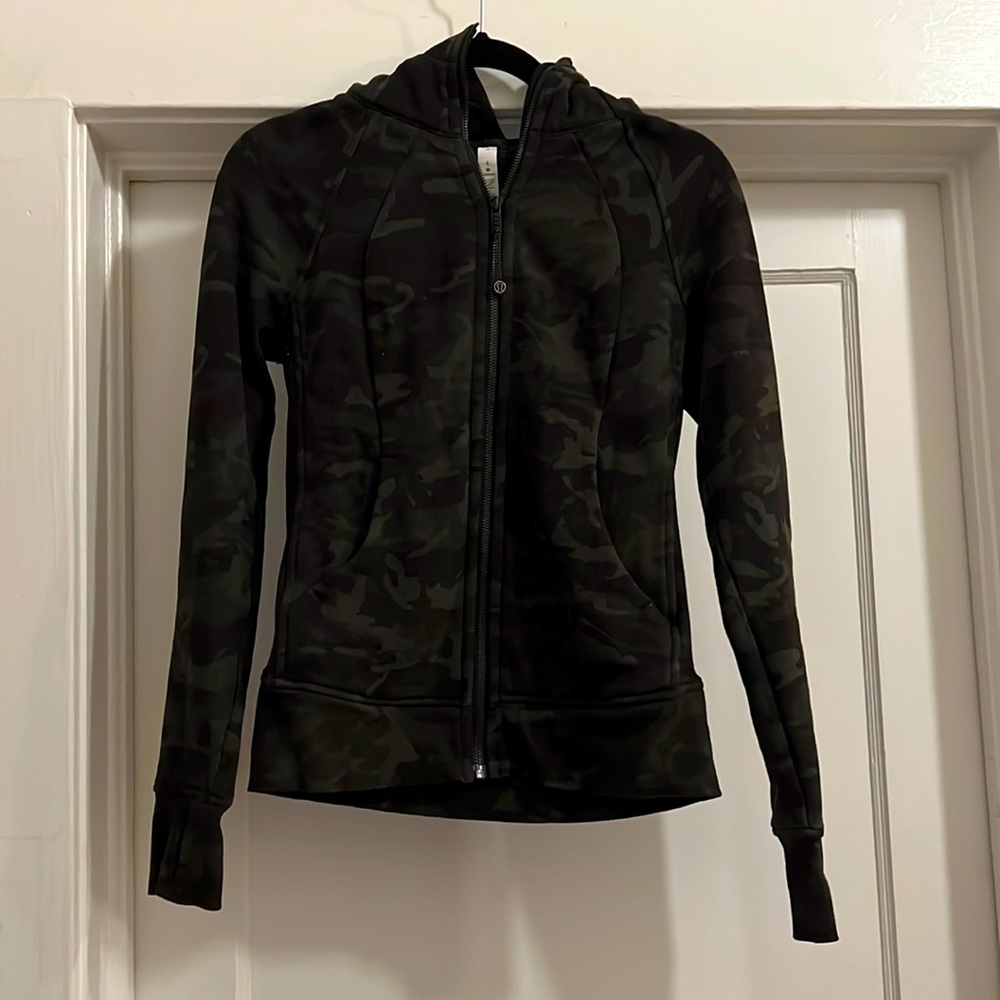 Lululemon Scuba Hoodie in Dark Camp print - Size 4
